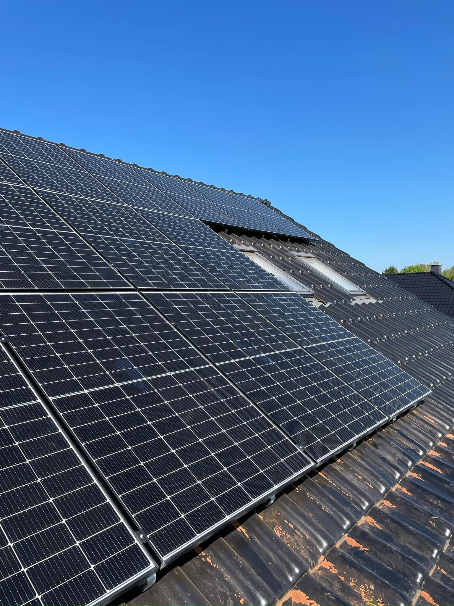 Solaranlage auf einem Einfamilienhaus.jpeg