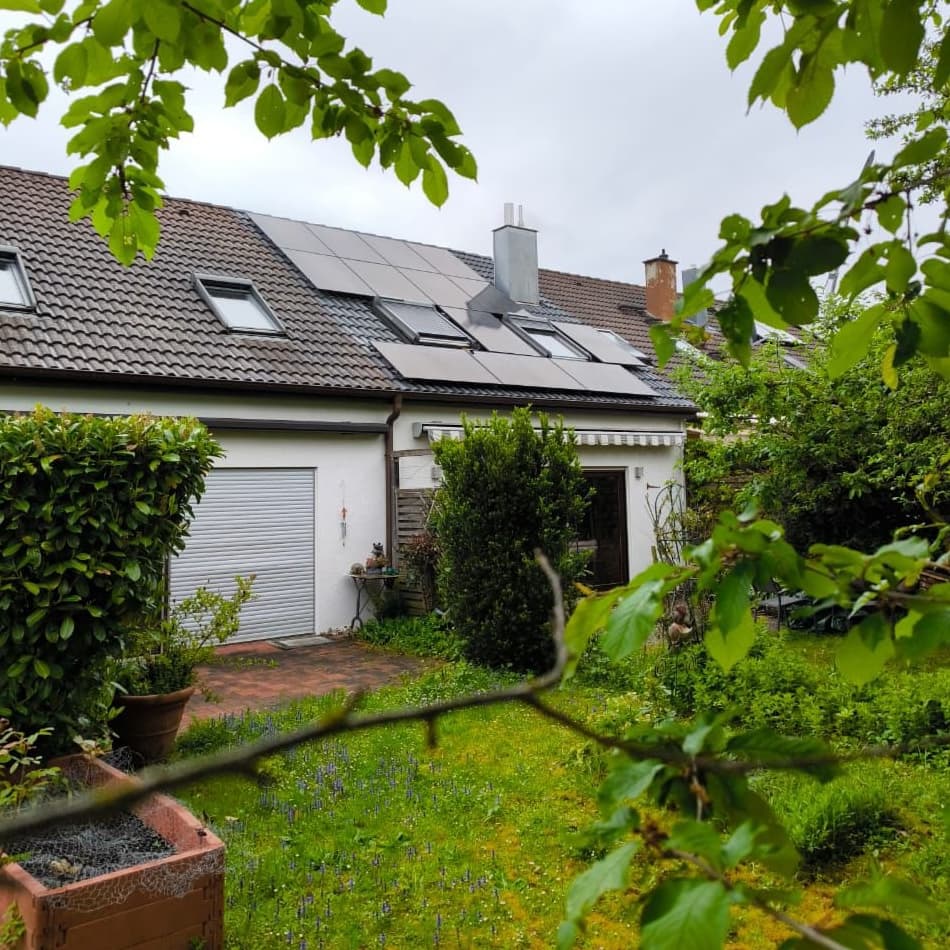 Solaranlage mit grünem Garten.jpeg